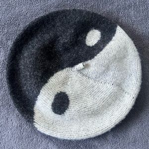 Urban outfitters Ying Yang Beret